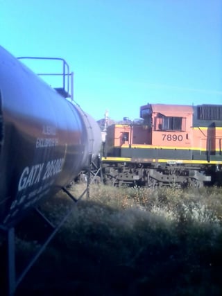 Accidente. Una locomotora embistió a los cuatro vagones tipo salchicha que son utilizados para el transporte de combustóleo. (EL SIGLO DE TORREÓN)