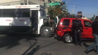 Choque. Camión se impacta contra camioneta en Gómez Palacio.