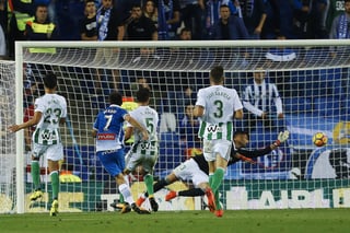 El delantero del CD Espanyol, Gerard Moreno (2i), tras golpear el balón y batir al guardamenta del Betis. (EFE)