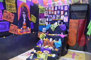 Festividad. Invitan a visitar el altar de muertos instalado en el Mercado Juárez de Torreón. (ROBERTO ITURRIAGA)
