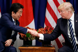 Durante su visita a Japón el 5 y 6 de noviembre, Trump mantendrá una serie de reuniones bilaterales y una ronda de golf con Abe, visitará a la familia imperial japonesa y hablará con las tropas estadounidenses y niponas en la base aérea de Yokota, cercana a Tokio. (ARCHIVO)