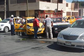 Peligro. En avenida Escobedo y Mariano López Ortiz, se registró antier jueves otro aparatoso accidente automovilístico. La causa fue falta de precaución  al no respetar el derecho de preferencia. (EL SIGLO DE TORREÓN)