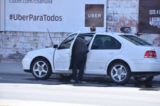 Acciones. Autotransporte del Estado sancionó a conductores de dos vehículos Uber porque no están legalmente registrados. (FERNANDO COMPEÁN)