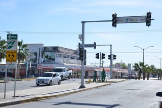 Desorden. Fuera de servicio se encuentran los semáforos vehiculares y peatones de avenida Universidad y Línea Verde. (FERNANDO COMPEÁN)