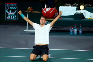 Filip Krajinovic celebra luego de derrotar a John Isner en la semifinal de París. (AP)