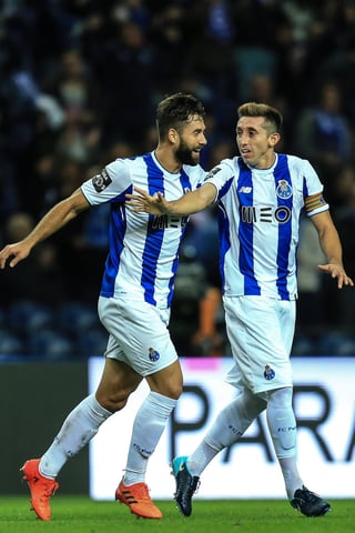 Con gol de Héctor Herrera, el Porto venció 2-0 al Belenenses para tomar una ventaja de cinco puntos en la cima de la liga portuguesa. (EFE)