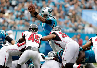 Cam Newton corrió para 86 yardas y tuvo una anotación en la victoria de Panthers 20-17 sobre Atlanta. (AP)