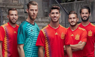 La Roja usará una prenda que presenta un diseño gráfico algo diferente que consiste en diamantes de color rojo, amarillo y azul, que 'representan la velocidad, la energía y el estilo del fútbol que se asocia con el combinado nacional español'. (Especial)