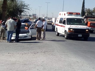 El vehículo Pontiac Sunfire de color blanco con negro fue interceptado por la unidad de la institución en el cruce de la calle Nogales y la carretera Torreón-San Pedro. (EL SIGLO DE TORREÓN) 
