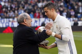 Cristiano Ronaldo recibe el balón de oro de manos de Francisco Gento en enero de este año. (Archivo)
