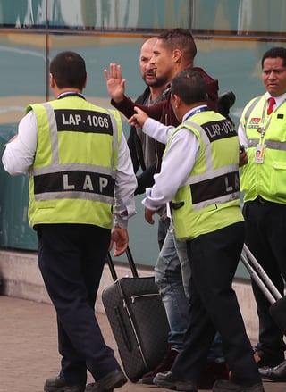El delantero Paolo Guerrero (c) llega a Lima (Perú), donde se reunirá con representantes de la Federación Peruana de Futbol. Perú se prepara para el repechaje