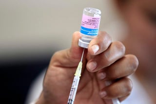 La vacuna contra la influenza tarda hasta tres semanas en hacer efecto. (ARCHIVO)