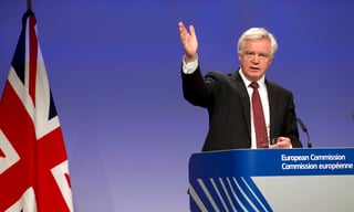 Negociador. David Davis, el negociador británico para el Bréxit, en conferencia. (AP)