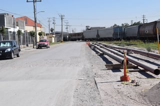 Retraso. El presidente del patronato OSPI, Oswaldo Juárez señaló que las obras de pavimentación están sin terminar. (EL SIGLO DE TORREÓN)