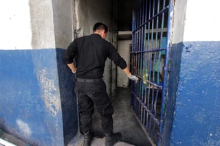  En los próximos días serán reubicados de reclusorios estatales a los seis centros de reinserción social certificados del Estado de México y a algunas cárceles federales entre 100 a 150 reos de alta peligrosidad. (ARCHIVO)