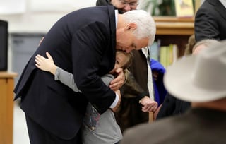 Se une. El vicepresidente Mike Pence reconfortó a los familiares de las víctimas del ataque en Sutherland Springs. (AP)