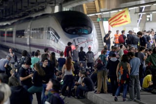 Protestas. Unos 400 manifestantes protagonizaron el corte de las vías durante varia horas en la estación de Sants de Barcelona. (EFE)