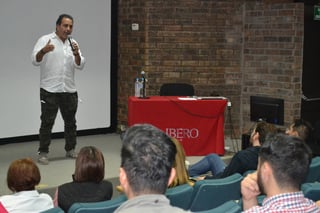 Conferencia. Gustavo Loza platica sus anécdotas a estudiantes de Ibero Torreón. (EDITH GONZÁLEZ)