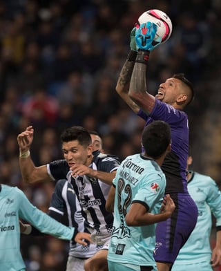 Los Rayados de Monterrey no pudieron contra el débil Santos Laguna y terminaron por empatar a una anotación en el partido pendiente de la undécima jornada, con lo cual siguieron sin poder amarrar el liderato general del Torneo Apertura 2017 de la Liga MX. (Jam Media y EFE)