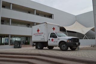 Lesionado. El trabajador fue auxiliado por paramédicos de Cruz Roja. (ARCHIVO)
