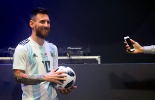 Recientemente Messi fue la imagen para la presentación del balón que se usara para la próxima justa mundialista. (Especial)