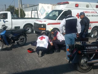 Paramédicos de la Cruz Roja arribaron al lugar para dar los primeros auxilios a la persona lesionada. (EL SIGLO DE TORREÓN)