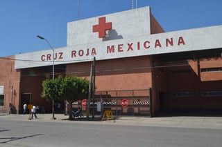 Los lesionados un hombre y una mujer que viajaban en la motocicleta fueron auxiliados por paramédicos de Cruz Roja y trasladados a un hospital del sector salud para que recibieran atención médica. (ARCHIVO)

