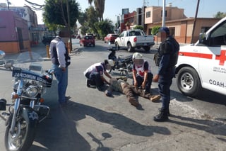 Lesionado. El motociclista resultó lesionado en el accidente y fue atendido por personal de la Cruz Roja de Torreón. (EL SIGLO DE TORREÓN) 