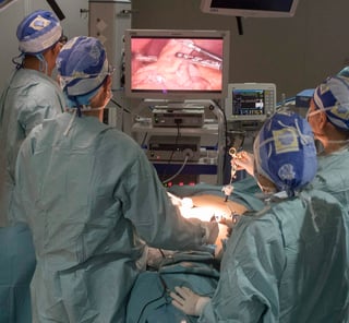 Este procedimiento quirúrgico tiene como propósito realizar la operación de órganos sin abrir el abdomen, y para ello se hacen una o varias pequeñas incisiones de un centímetro o menos para introducir instrumentos para micro cirugía, así como una pequeña cámara que permite visualizar el interior del cuerpo a través de un monitor. (ARCHIVO)