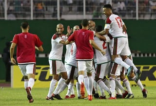 Los jugadores de Marruecos celebran luego de vencer 2-0 a Costa de Marfil, con lo que lograron su boleto al Mundial de Rusia. (EFE)