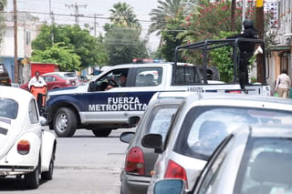 Personal de Fuerza Metropolitana fueron quienes persiguieron al taxi la noche del viernes por el bulevar Ejército Mexicano en los carriles de circulación de Lerdo a Torreón cuando el conductor perdió el control y se impactó con otro vehículo. (ARCHIVO)