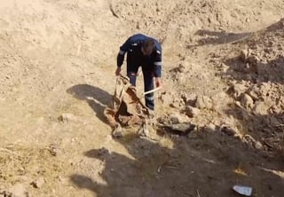 Las fosas fueron halladas en la antigua base militar estadunidense de Al Bakara, cerca de Hawija. (AP) 
