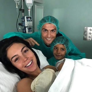 Cristiano Ronaldo y su actual pareja, Georgina Rodríguez, se convirtieron en padres de una pequeña que llevará por nombre Alana Martina. (TWITTER)