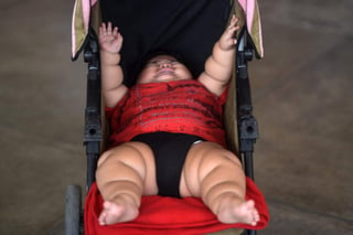 Según los reportes, el bebé nació pesando 3.5 kilos, pero rápidamente aumentó su masa corporal. 
