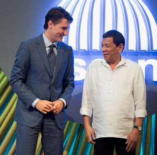 Reunión. Rodrigo Duterte, presidente de Filipinas, le dio la bienvenida a Justin Trudeau de Canadá. (AP)
