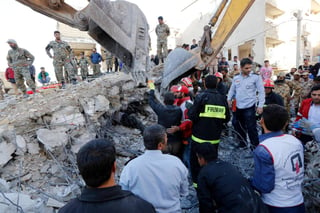 Rescate. Civiles y militares trabajan para buscar sobrevivientes entre los escombros de los edificios derrumbados en Irán. (AP y EFE)