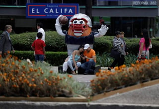 Ya se siente el ambiente de la NFL en las calles de la Ciudad de México. (AP)