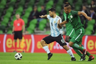 Sergio Agüero, que marcó un gol en la derrota de Argentina ante Nigeria, se desmayó al medio tiempo. (AP)
