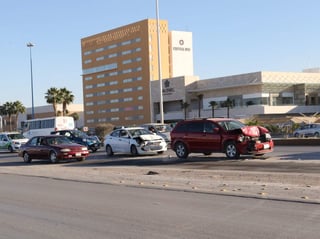 Según el croquis de accidente el tracto camión circulaba por los carriles laterales con orientación de Torreón a Gómez Palacio cuando de manera intempestiva ingresó a los carriles centrales cerrándoles el paso a varios vehículos. (ESPECIAL)