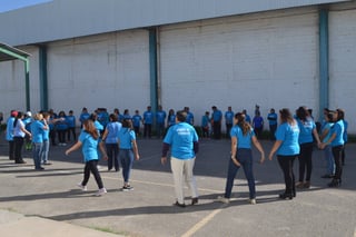 Prevención. Ayer se llevó a cabo la UNEME de Torreón, la formación del círculo azul, símbolo universal de la diabetes. (ANGÉLICA SANDOVAL)
