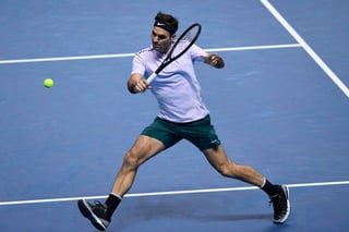 Roger Federer tuvo que batallar para derrotar 7-6, 5-7, 6-1 al alemán Alexander Zverev. (EFE)