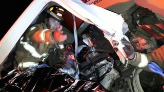 El escuadrón de rescate en extracción vehicular realizó maniobras para liberar al operador de entre los fierros retorcidos. (ESPECIAL)

