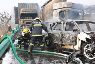 El accidente ocurrido el miércoles por la mañana en Fuyang, una ciudad en la provincia de Anhui, provocó que varios vehículos se incendiaran. (EFE)