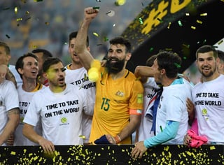 El futbolista australiano Mile Jedinak (c) y sus compañeros celebran la clasificación tras ganar a Honduras en el partido de vuelta de la repesca intercontinental para el Mundial FIFA Rusia 2018, en Sídney.
