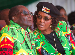 La esposa del presidente de Zimbabue habría abandonado el país la noche de este miércoles, en medio de una ola de disturbios en Harare, desatados luego de que el Ejército tomó el control del país y detuvó a altos funcionarios. (AP)