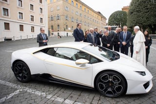 Detalle. La casa automovilista italiana Lamborghini regaló ayer al Papa Francisco una edición especial de su modelo 'Huracan' de color blanco. (EFE)