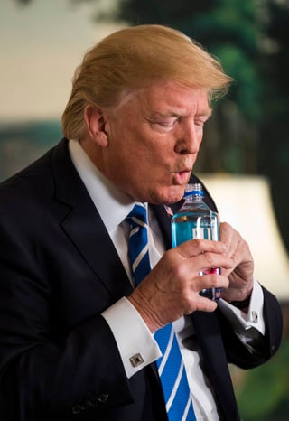 Para discurso. Donald Trump interrumpió dos veces un discurso en el que hacía un recuento detallado de su gira para tomar agua. (EFE)