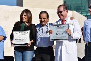 Entrega. Las certificaciones se otorgaron ayer en la Plaza Mayor de Torreón, esto en el marco del Día Mundial de la Diabetes. (JOEL MENDOZA)
