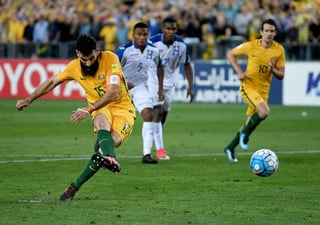 Mile Jedinak marcó los tres goles de Australia en la victoria 3-1 sobre Honduras, en el repechaje para la Copa del Mundo de Rusia. (EFE)