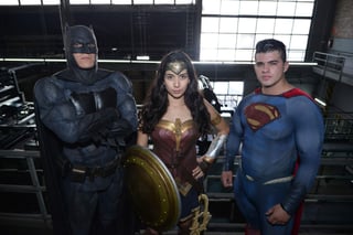 “Wonder Woman”, “Superman” y “Batman” visitaron El Siglo de Torreón para promover el filme Justice League que se estrenará
durante la medianoche de hoy en la Comarca.